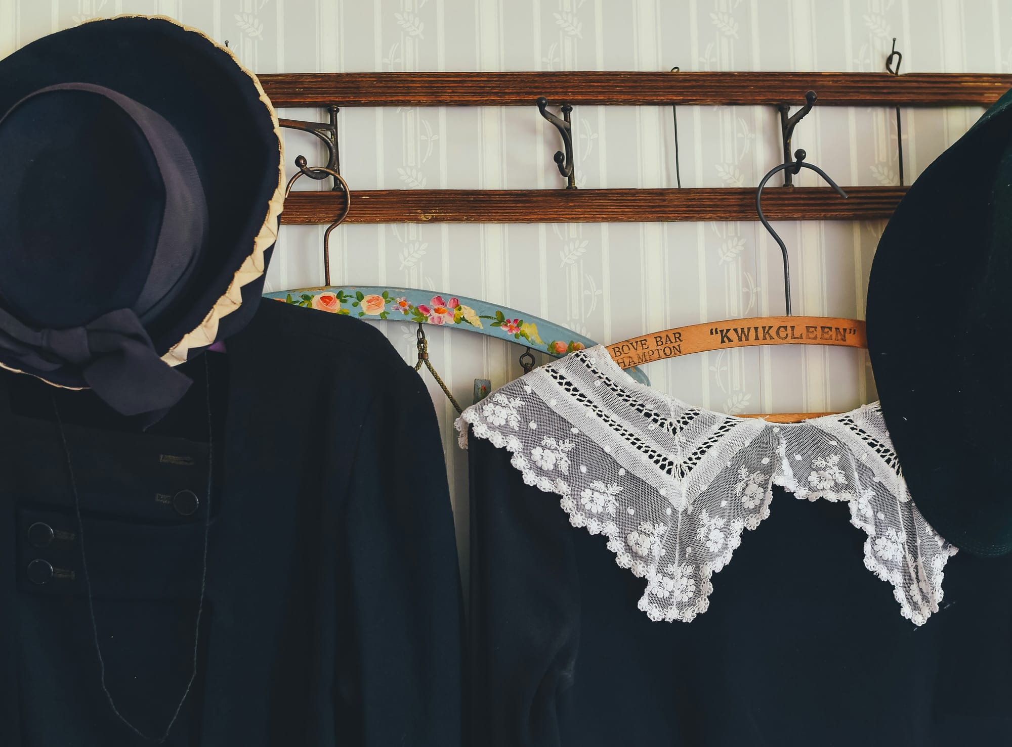 艾美許青年進入成年前,會經歷一段名為 Rumspringa 的試探期,在這段時間內,他們被允許暫時離開社群、接觸外界文化,以自由選擇是否回歸信仰與社群生活。