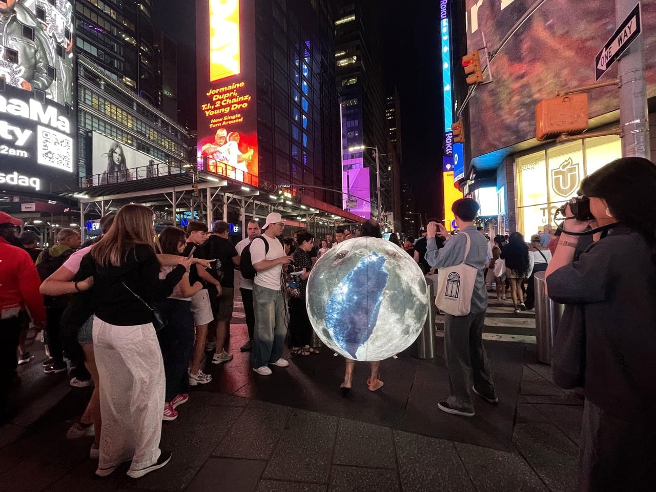 紐約的臺灣藝術家楊金池老師在紐約時代廣場 Taiwan on the Moon 中的行為藝術表演